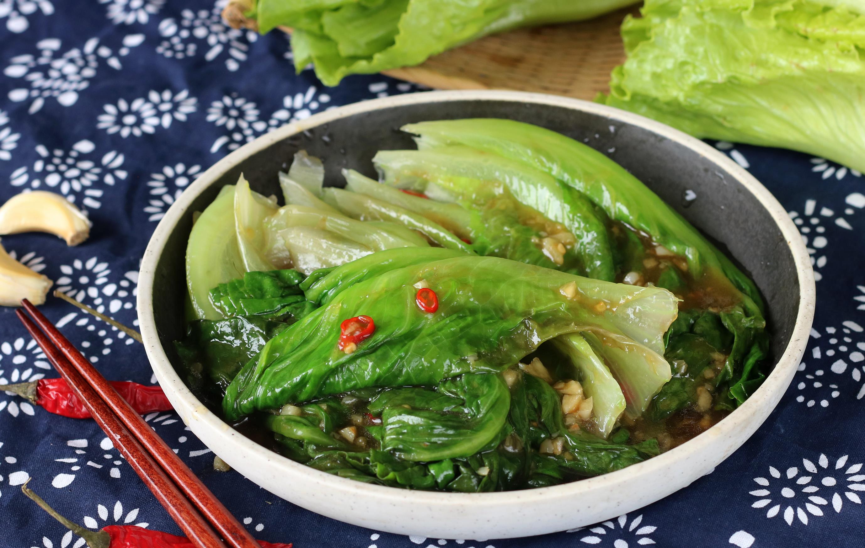 在我看来,生菜最简单也是最好吃的做法就是白灼后淋上蚝油酱汁,特别的