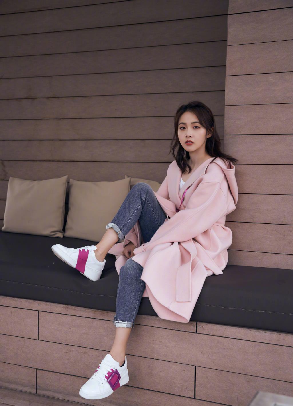 张佳宁甜出蜜来了,穿浅色牛仔装背粉色小包包,31岁美得像少女_短发