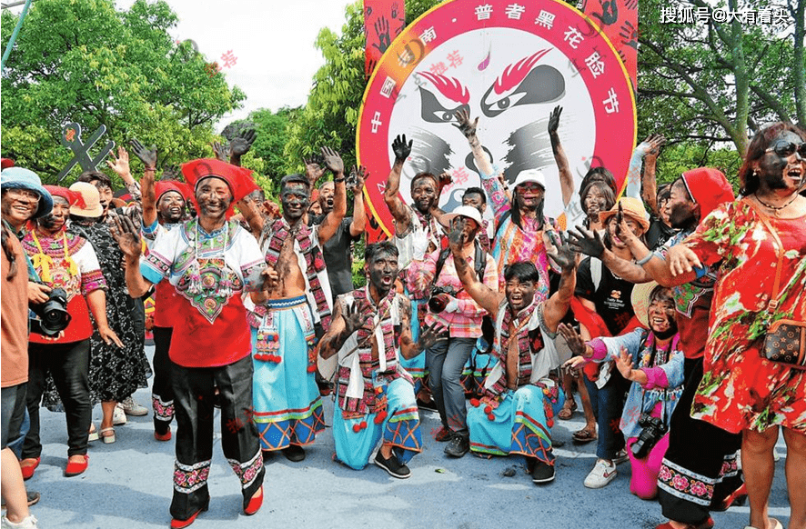 女子旅游参加“黑脸节”，脸和大腿都被涂黑，网友：像穿了黑丝袜