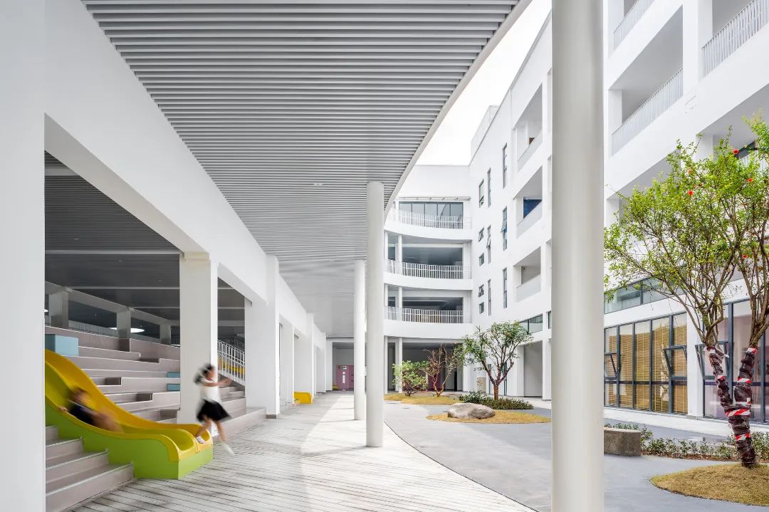 浅析中小学架空层和庭院