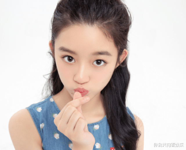 杨幂签下12岁小童星,得知她演过什么作品后,早晚火过迪丽热巴_黄杨