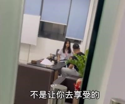 女儿因生活费少与父亲吵架，父亲认为足够，网友：女儿去大学求生