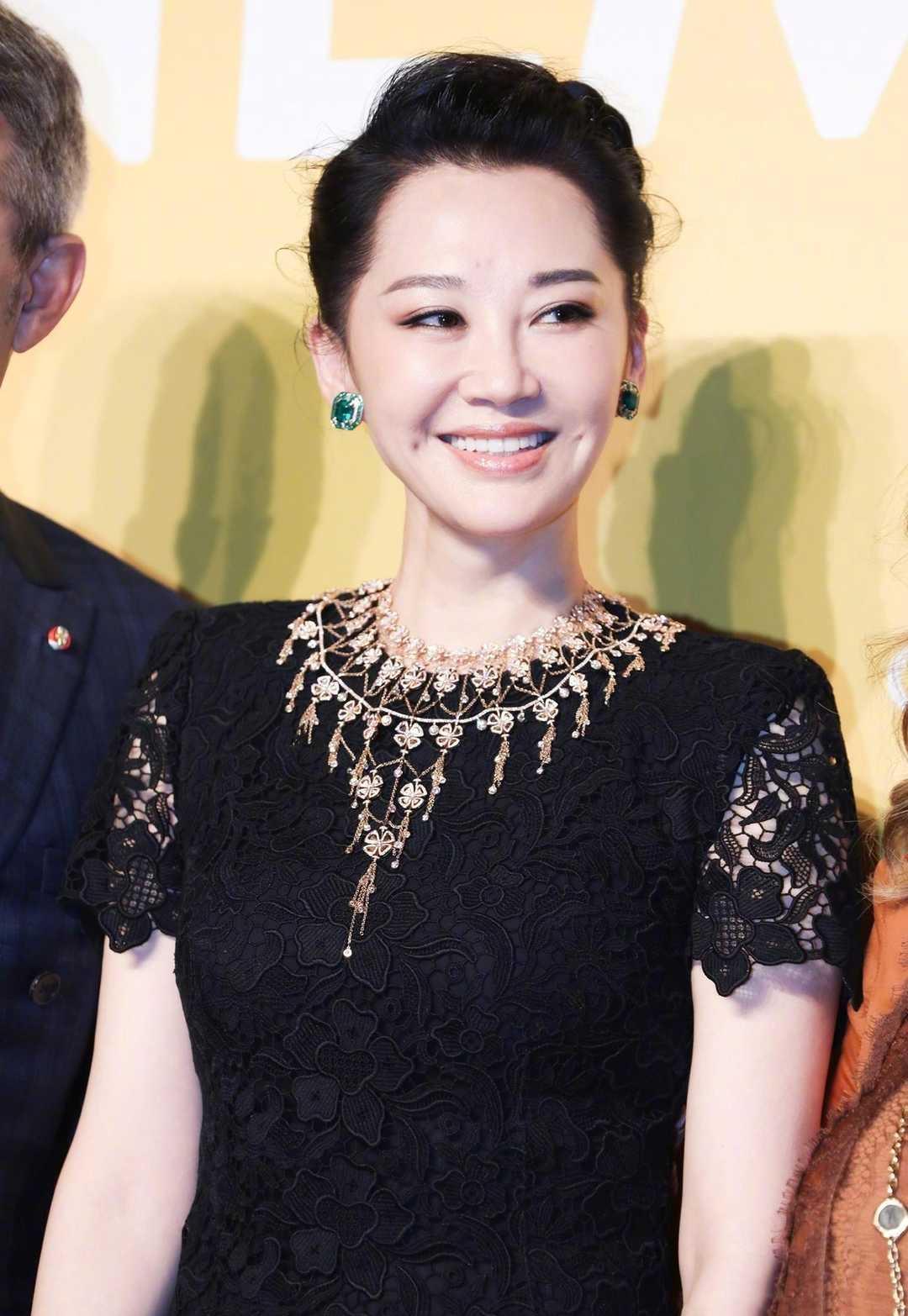 原创许晴51岁又怎样时尚穿白色西装裙秀少女腿低马尾又飒又美