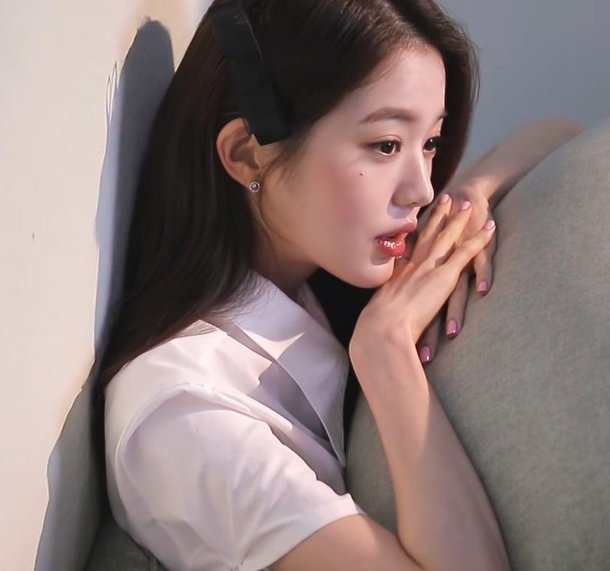 ive张元英晒工作视频花絮,专属"洋娃娃般"美貌,独特清纯魅力_自然