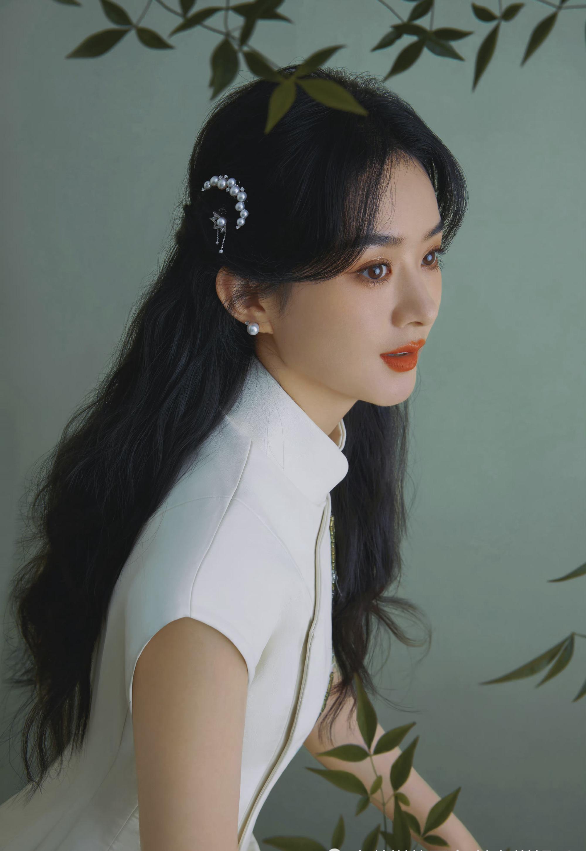 赵丽颖白色旗袍好美,电视晚会登台献唱,34岁宛如仙女_颖宝_楚乔_治愈