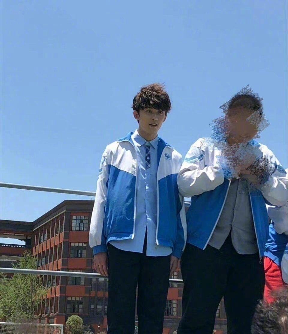 吴磊高中毕业旧照流出,穿校服和同学合影,校草男孩少年感十足_时期_不