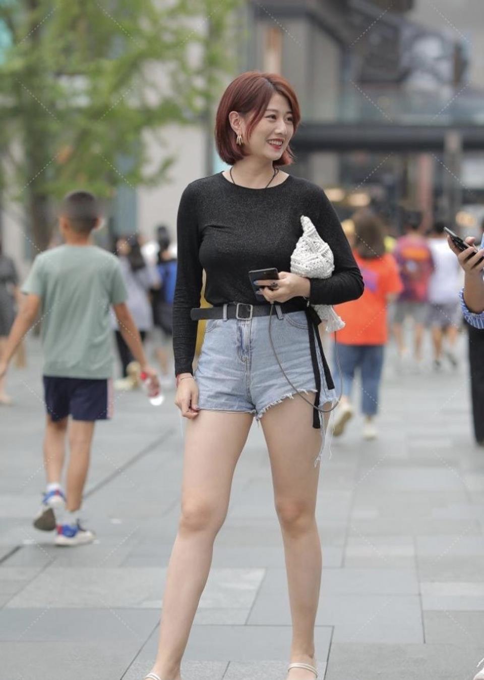 路人街拍,穿黑色一字肩针织上衣,凸显了美女的身材曲线_姐姐_体型