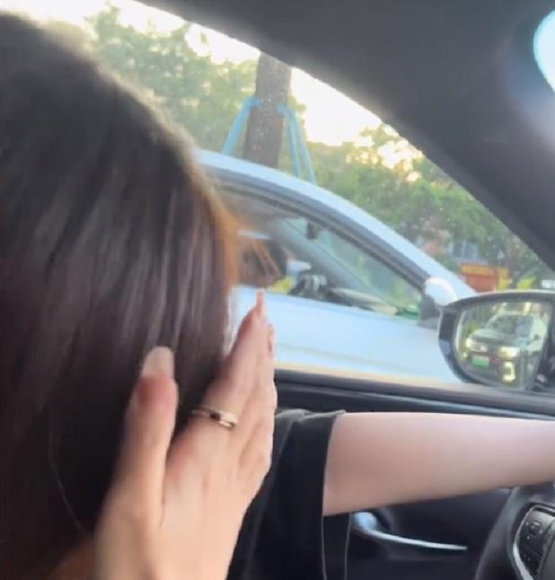 广东女子等红灯引旁车男子频频侧目，现场一幕让人笑哭：缘分来了