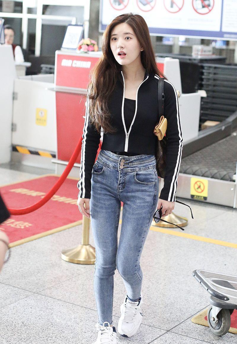 原创一直以为赵露思是微胖女神看清她的运动风穿搭原来我错了