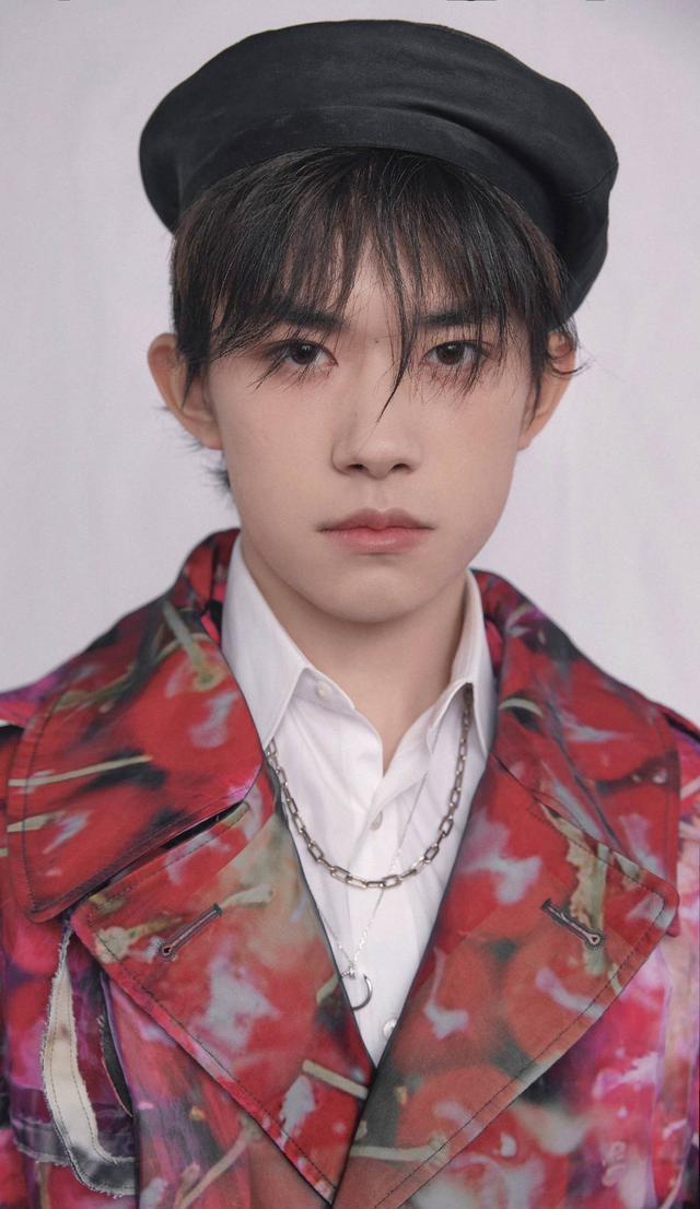 易烊千玺眉心痣,这也太苏了吧_帅哥_美女_东方人