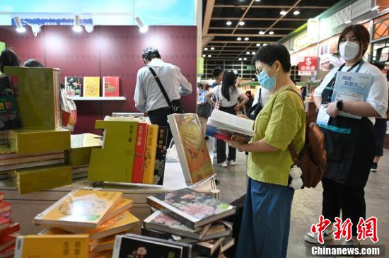 香港书展开幕 2500余种内地出版物参展