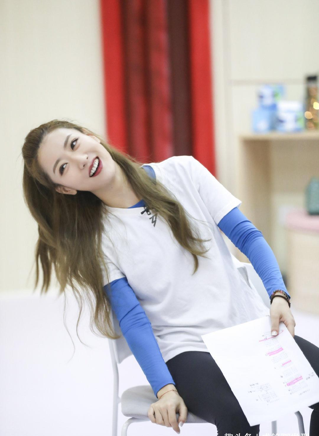 白冰才是纯美女穿蓝色上衣配紧身裤秀身材大波浪卷发真迷人