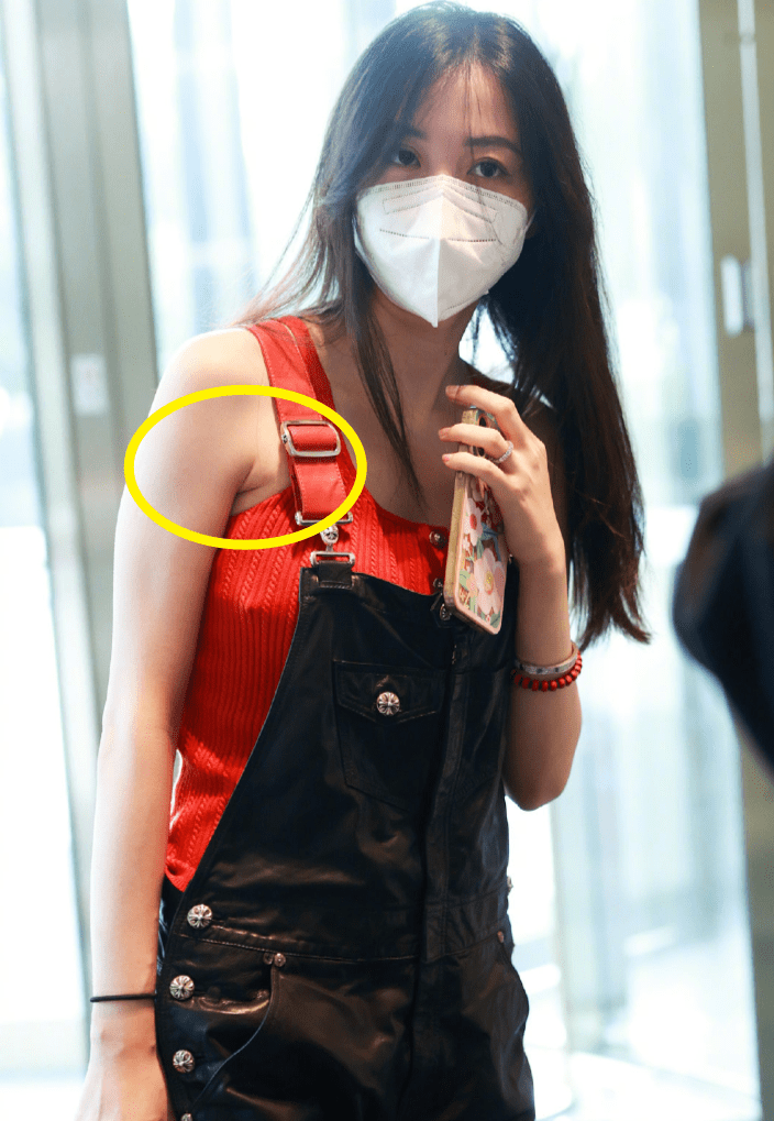 这一次,云轩穿着黑色吊带背心,黑色皮裤,一个奢侈品牌的包,长发披肩