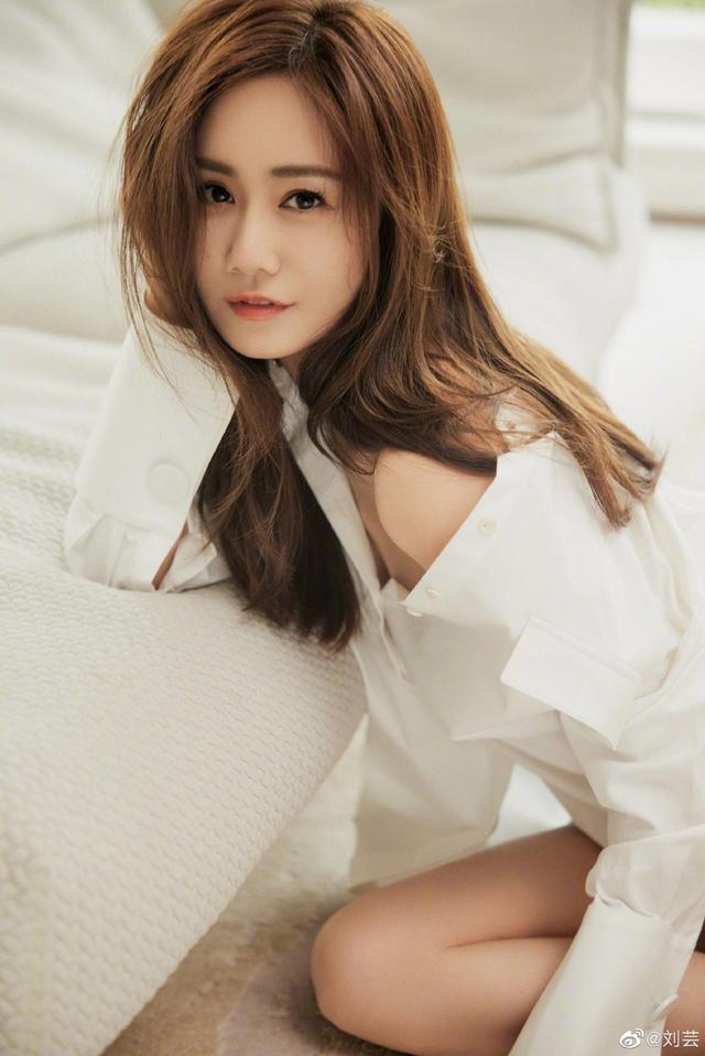 刘芸晒夏日穿搭写真,着白衬衫露香肩好迷人_day_挑战_装饰