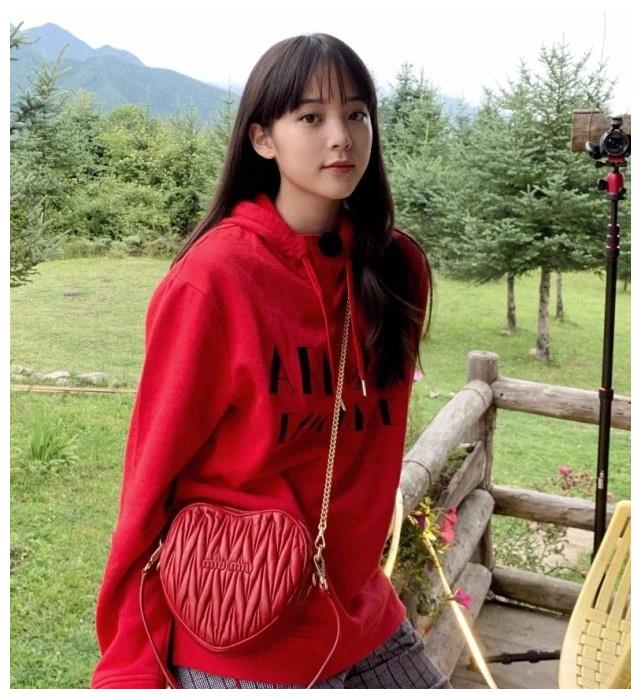 原创欧阳娜娜牛了万年不变的匡威搭奶奶都嫌弃的裤子意外潮翻