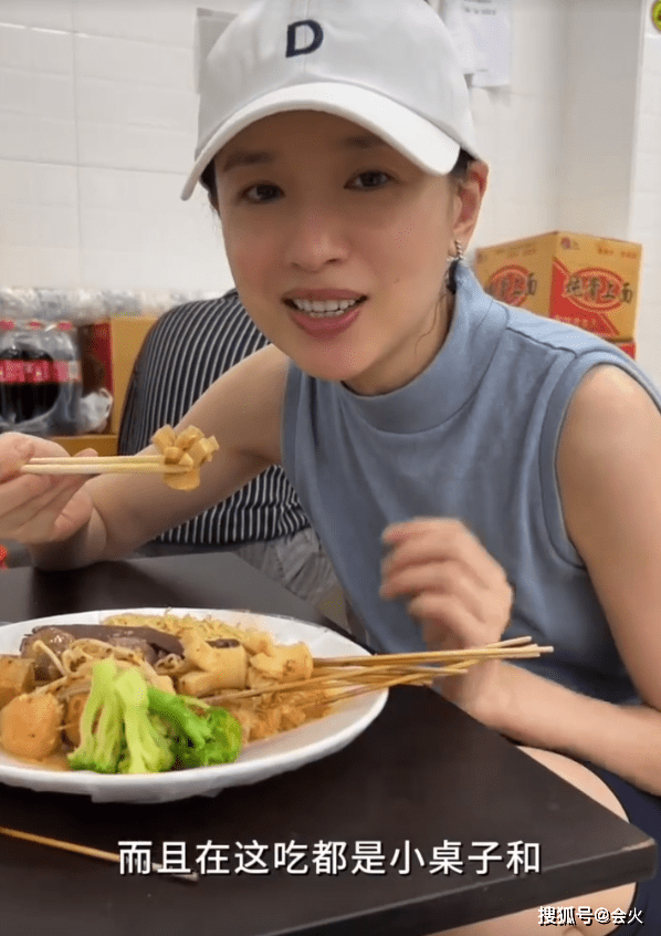 董洁骑万元单车出行!素颜俏丽纤瘦似排骨