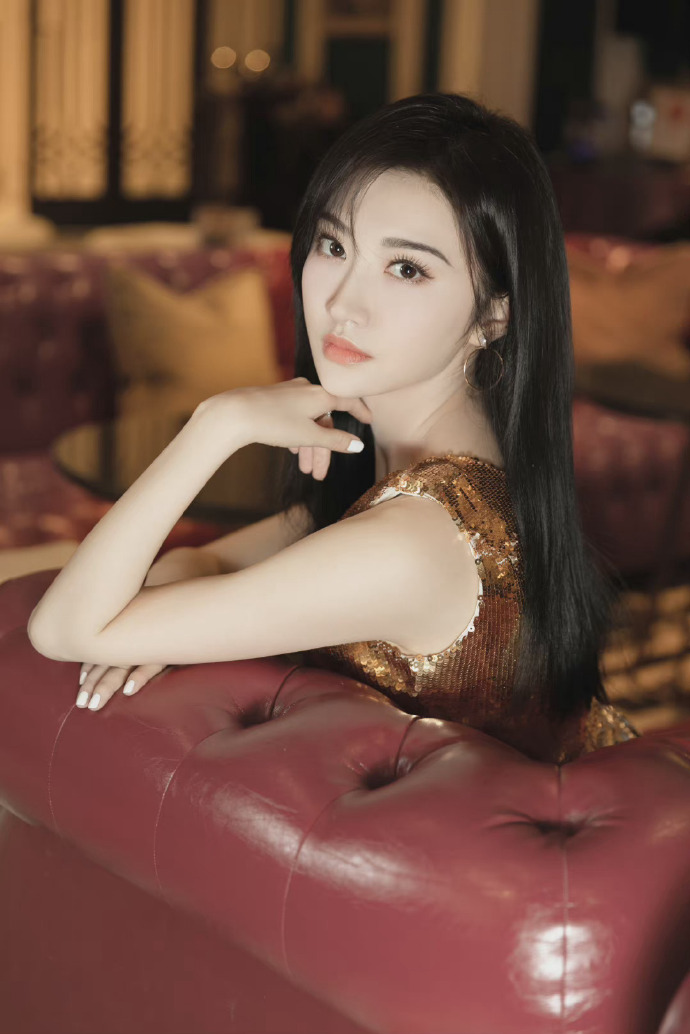 原创景甜一袭鎏金亮片裙高贵温柔美艳动人