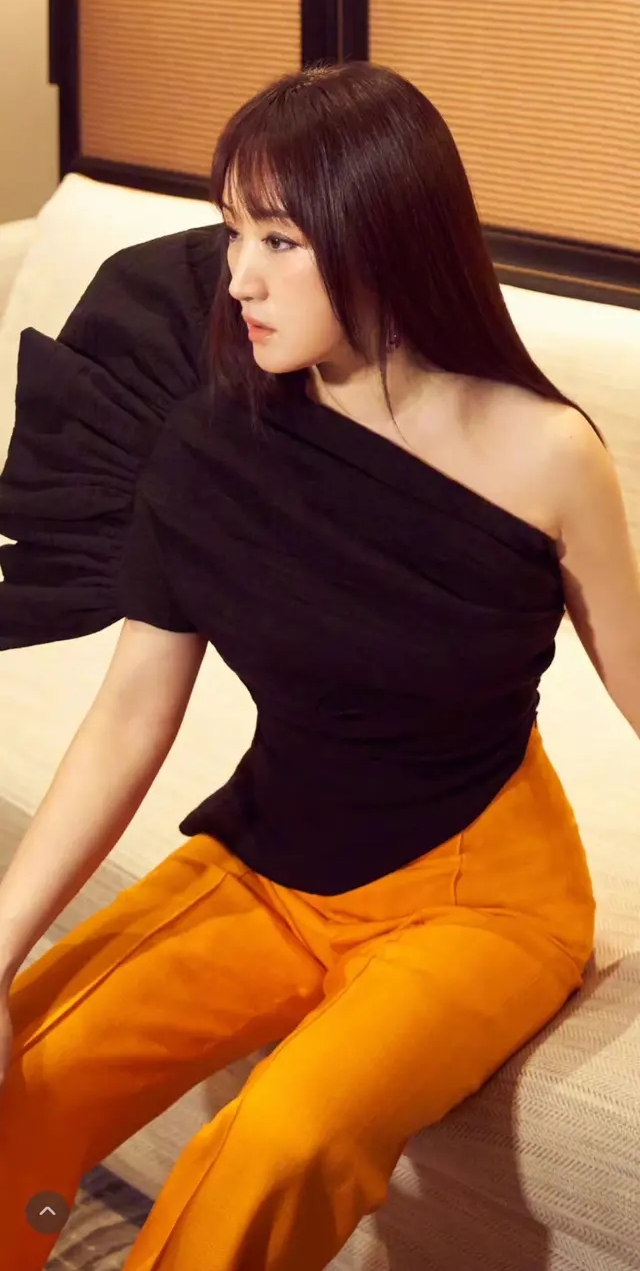 杨钰莹:46岁时独自游乌镇照片曝光,神情相当落寞,仍忘不掉初恋