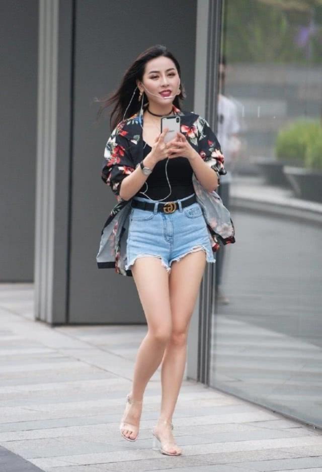 反而选择了一条在旁人眼里能暴露自己微胖缺点的紧身超短裤,但小姐姐