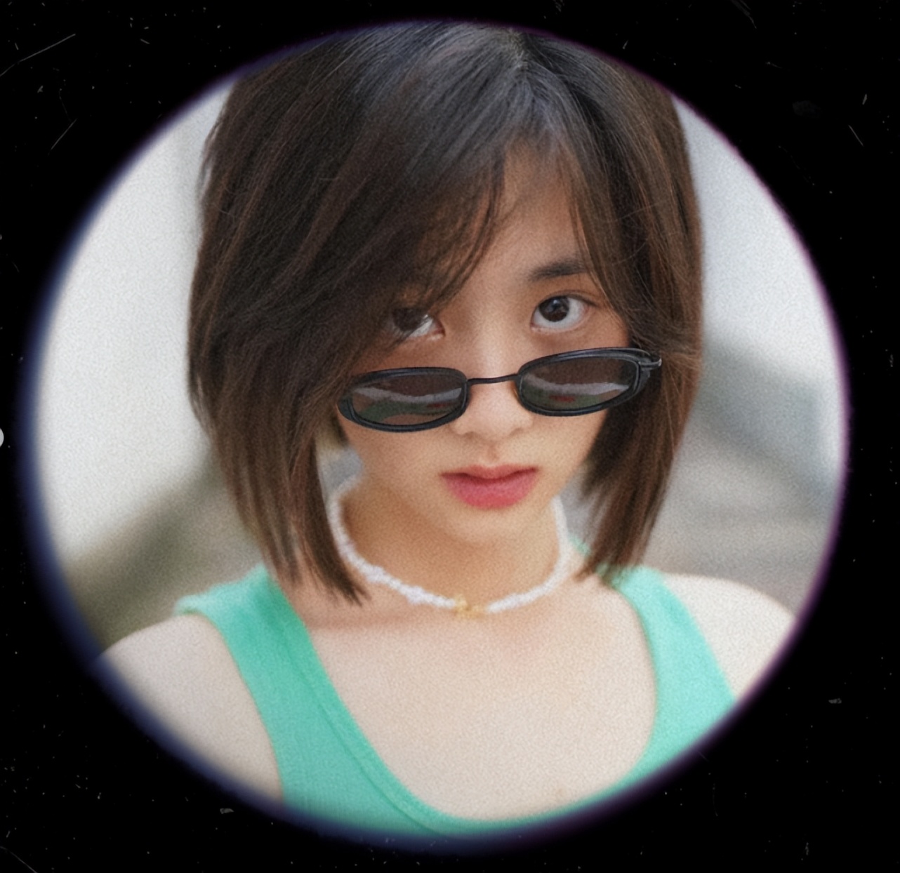 孙莉晒二女儿近照,9岁多妹涂大红唇穿旗袍