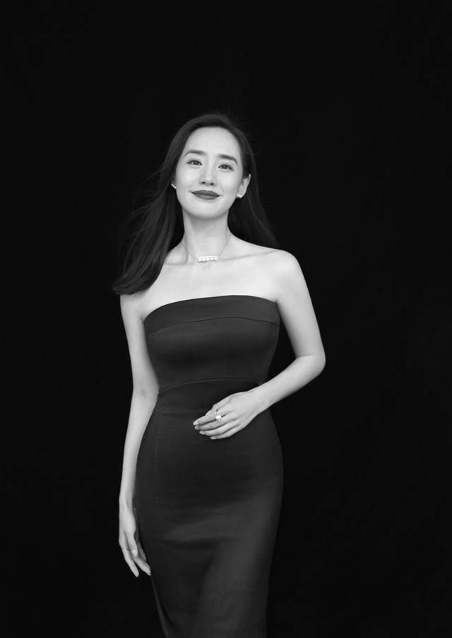 王智抹胸短裤秀纤腰细腿,又甜又飒不像30多岁_身材_曲线_礼服