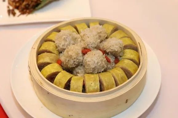 湘乡蛋糕又名湘乡蛋糕花,湘乡蛋卷,是湘乡第一名菜,是湘乡千家万户