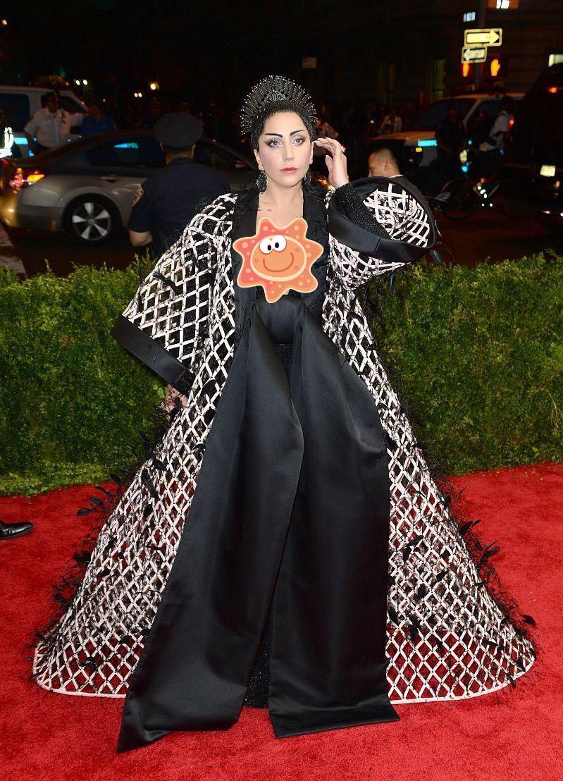 gaga的穿衣风格变低调不少,看着挺有贵妇气质的,依旧很时尚_衣服_女王