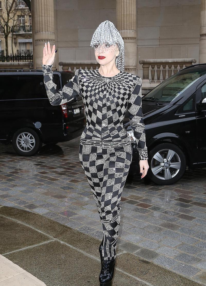 gaga的穿衣风格变低调不少,看着挺有贵妇气质的,依旧很时尚_衣服_女王