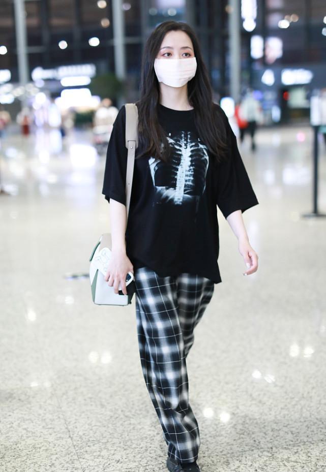 张靓颖穿黑t格子裤,气质慵懒身材高挑,一点也没女明星架子_黑色_时尚