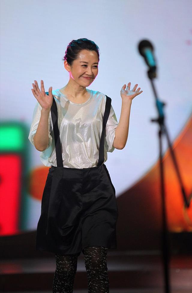 原创许晴真会装美扎丸子头发型搭配背带连衣裙显年轻又洋气