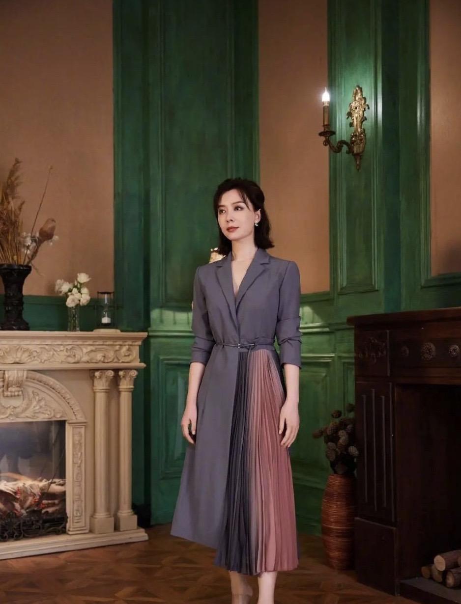 原创董卿和陈数撞衫同穿灰色的西服套装都有种优雅又迷人的气质