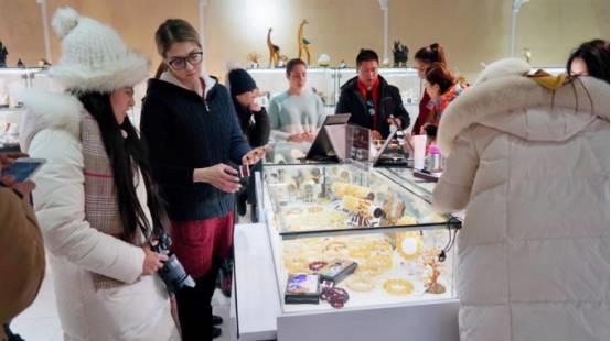 中国游客去俄罗斯旅游，为何喜欢购买当地蜜蜡，花几万还说不亏？