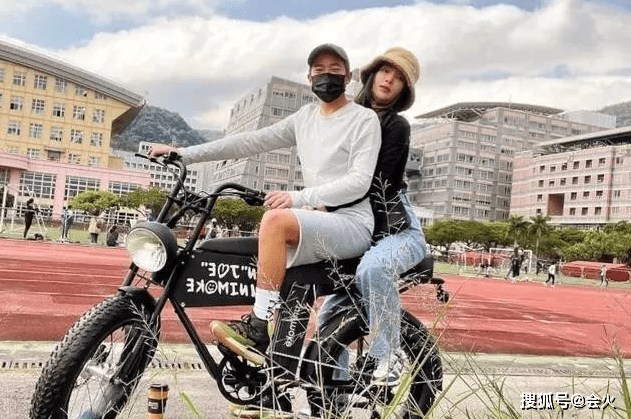 曹格老婆罕晒性感美照!一双美腿沾满沙子