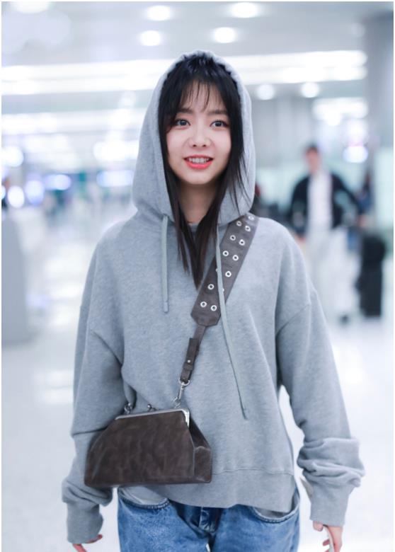 谭松韵机场穿卫衣加阔腿裤,轻松休闲又时尚感满满,看着超舒服_牛仔
