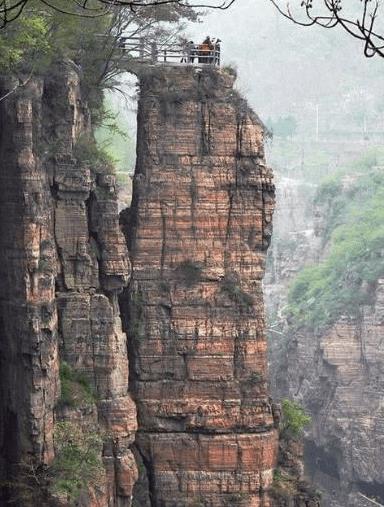 中国有个村子, 号称悬崖之村, 也有人说是世界上最危险的村庄