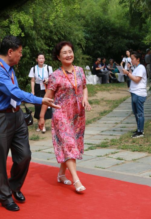 陈晓旭认为此人的声音就是林黛玉的声音,好比石班瑜与周星驰