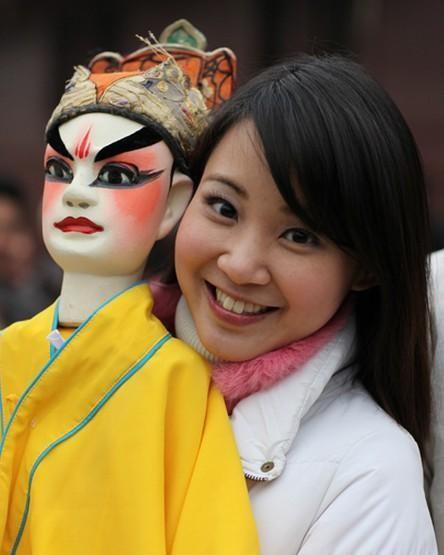 凤凰卫视美女主持人竹幼婷,还是那么漂亮!散发出独特的气质