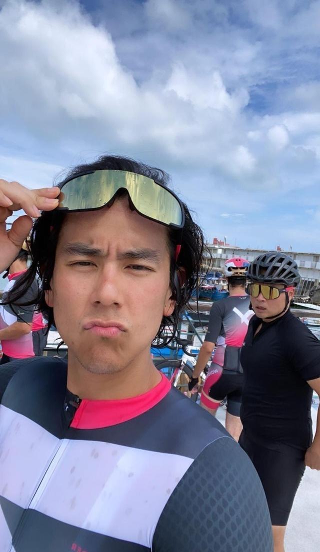 彭于晏晒骑行照,五官立体被指像梁家辉,网友却催:该剪头了!