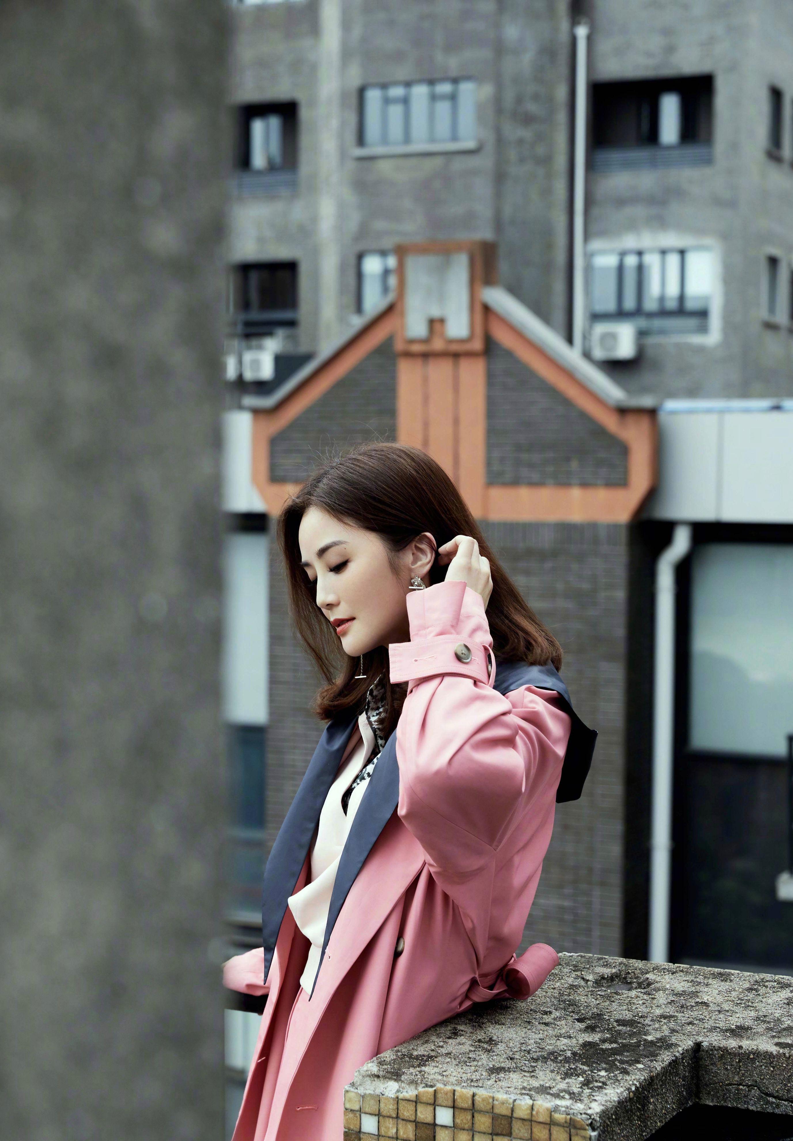 原创蔡卓妍屋顶写真曝光卡其色西服内搭花衬衫还是20年前的模样