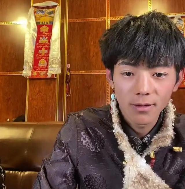 原创自曝想去拉萨后丁真晒照家在四川扫楼收礼也印着四川