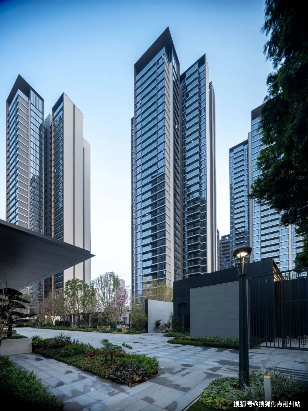 塔冠特写图广州黄埔【万科城市之光】售楼处电话:400 033 1233