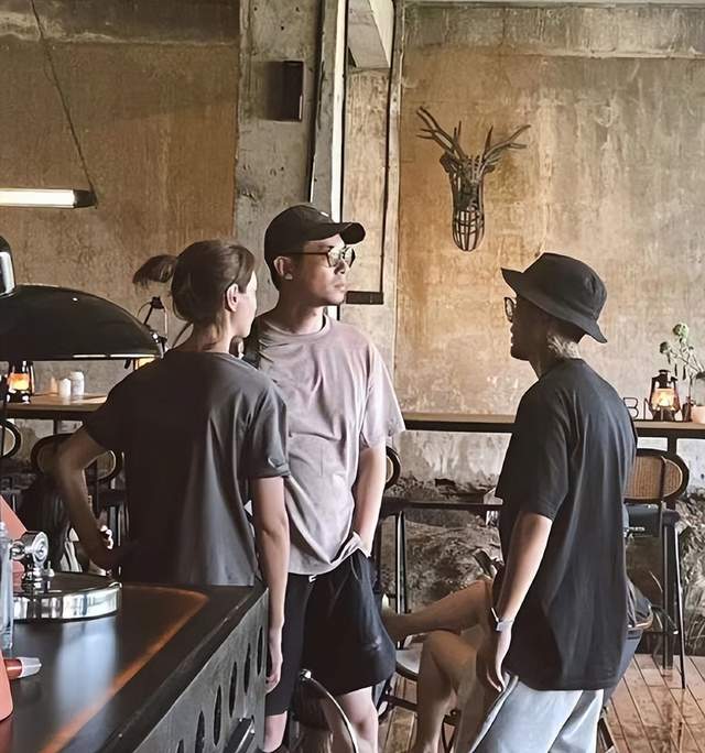 原创朱亚文回老家带娃穿大裤衩出门太随意俩女儿相差3岁越长越像