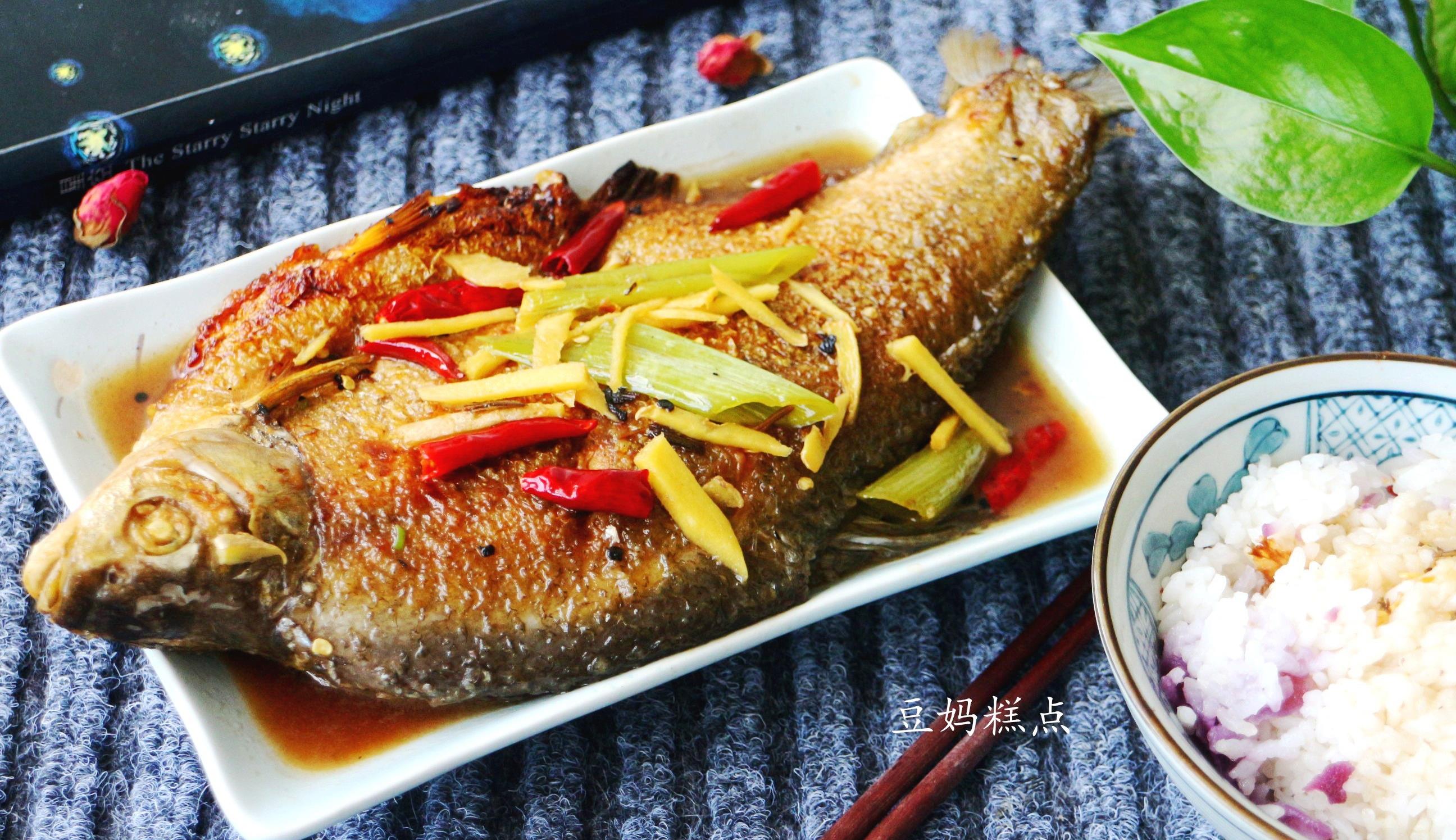 第三道菜,香煎武昌鱼孩子最爱吃煎鱼了,武昌鱼刺不多,煎好后焦香入味