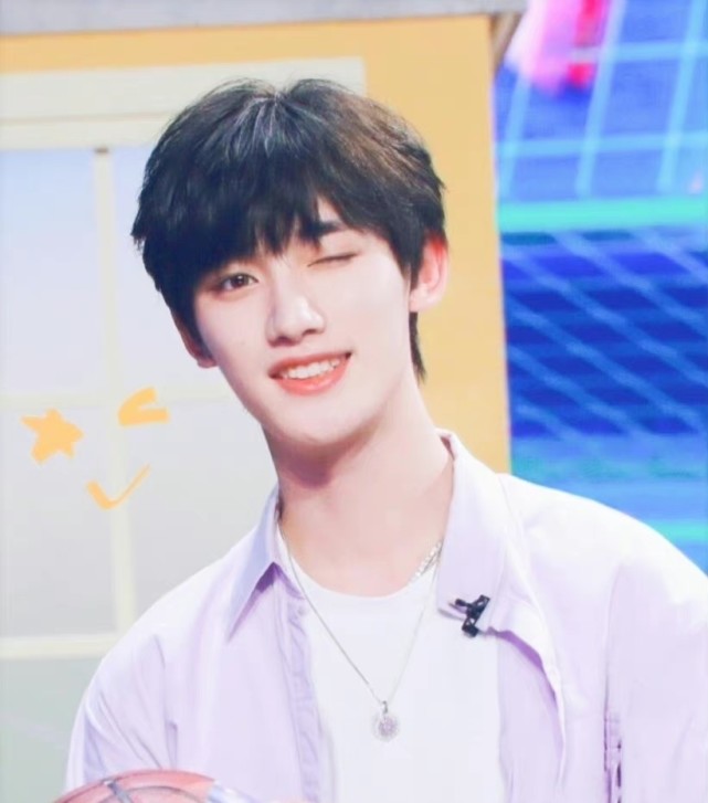 丁程鑫北电期末大合照曝光站在角落也引人注目颜值好出众