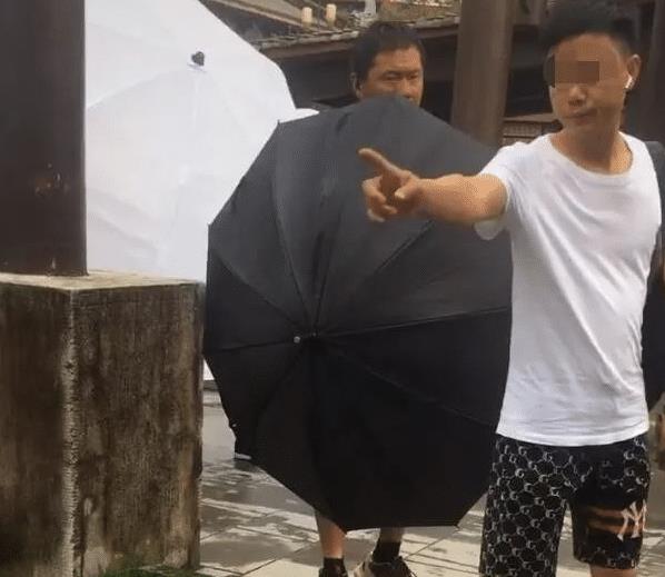 原创杨紫拍戏八个助理为她撑伞保护的严丝合缝网友质疑有必要吗