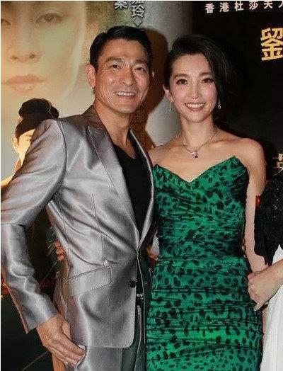 原创刘德华和谁合影都保持标准微笑为何在她面前却不顾天王形象呢
