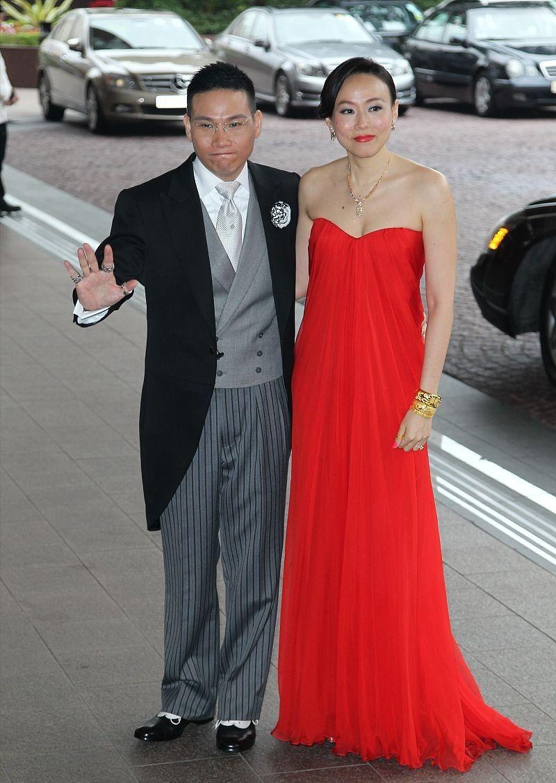 苏永康妻子真有精英的气质,穿抹身材红裙大气低调,6个金镯挺吸睛