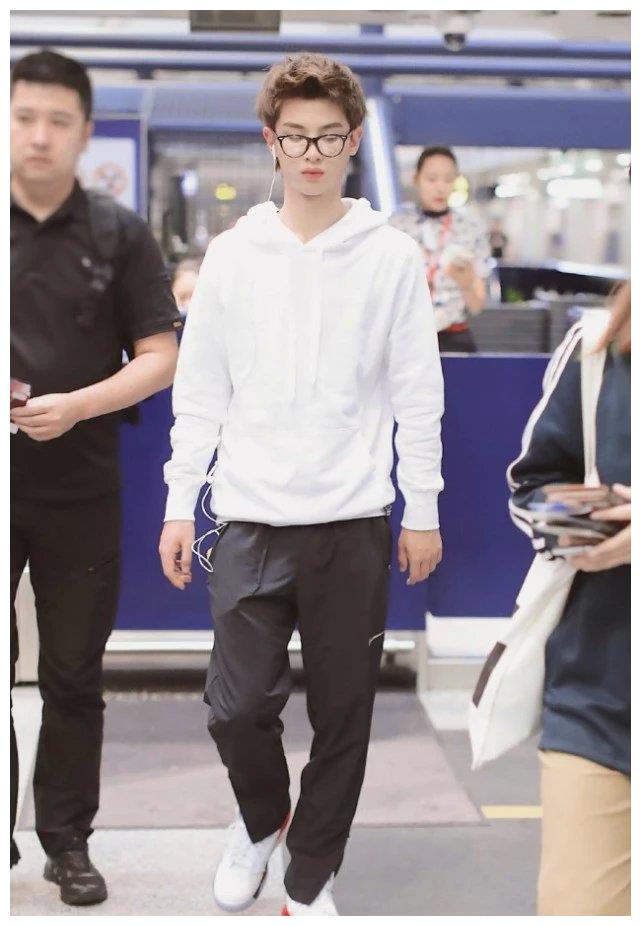 原创8月真的不流行aj了受宠的是黄明昊的油漆鞋酷炫到服气