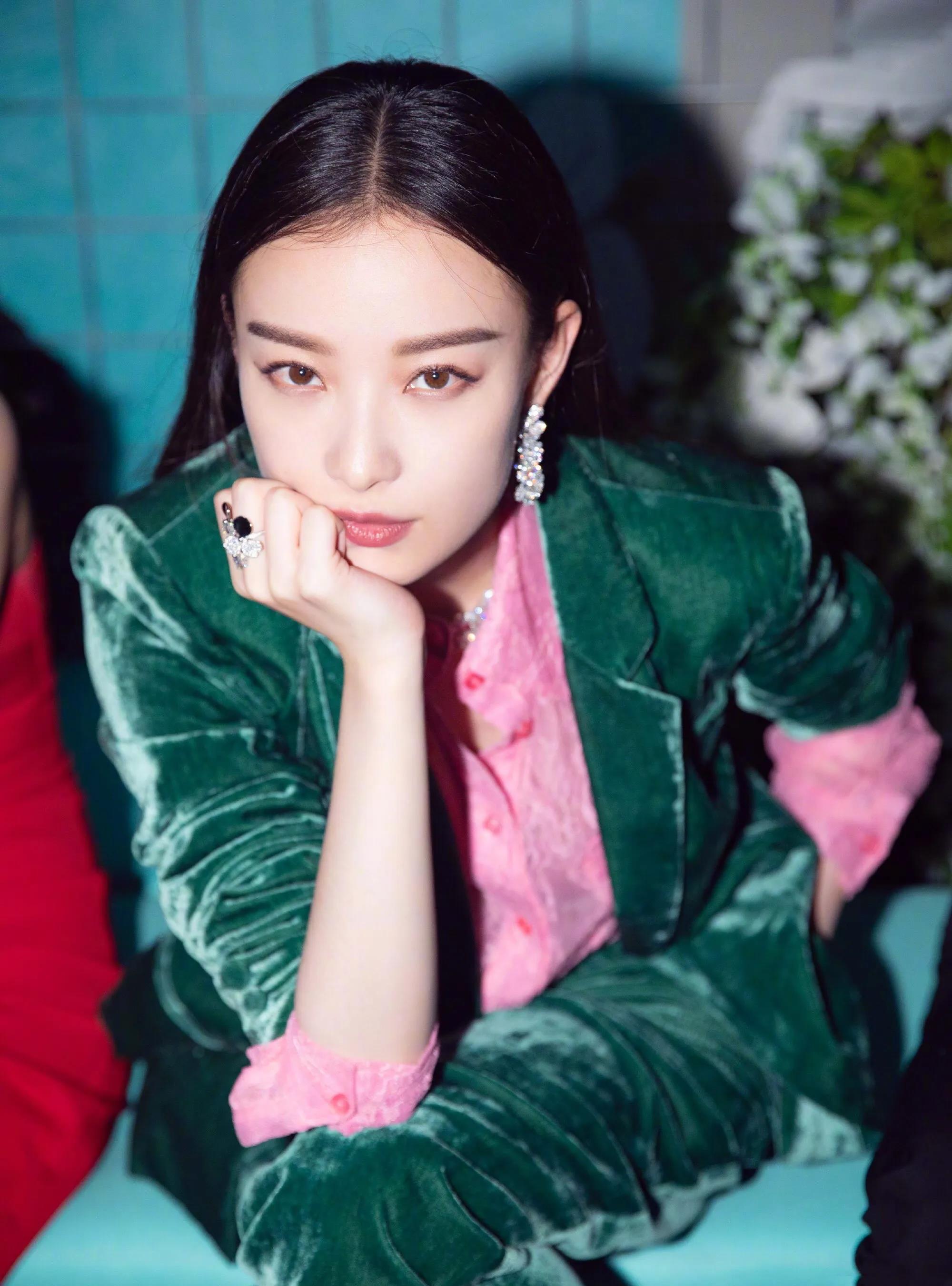 墨绿外套配粉红时尚衬衫,不艳俗反而惊艳,气场十足_粉红色_墨绿色