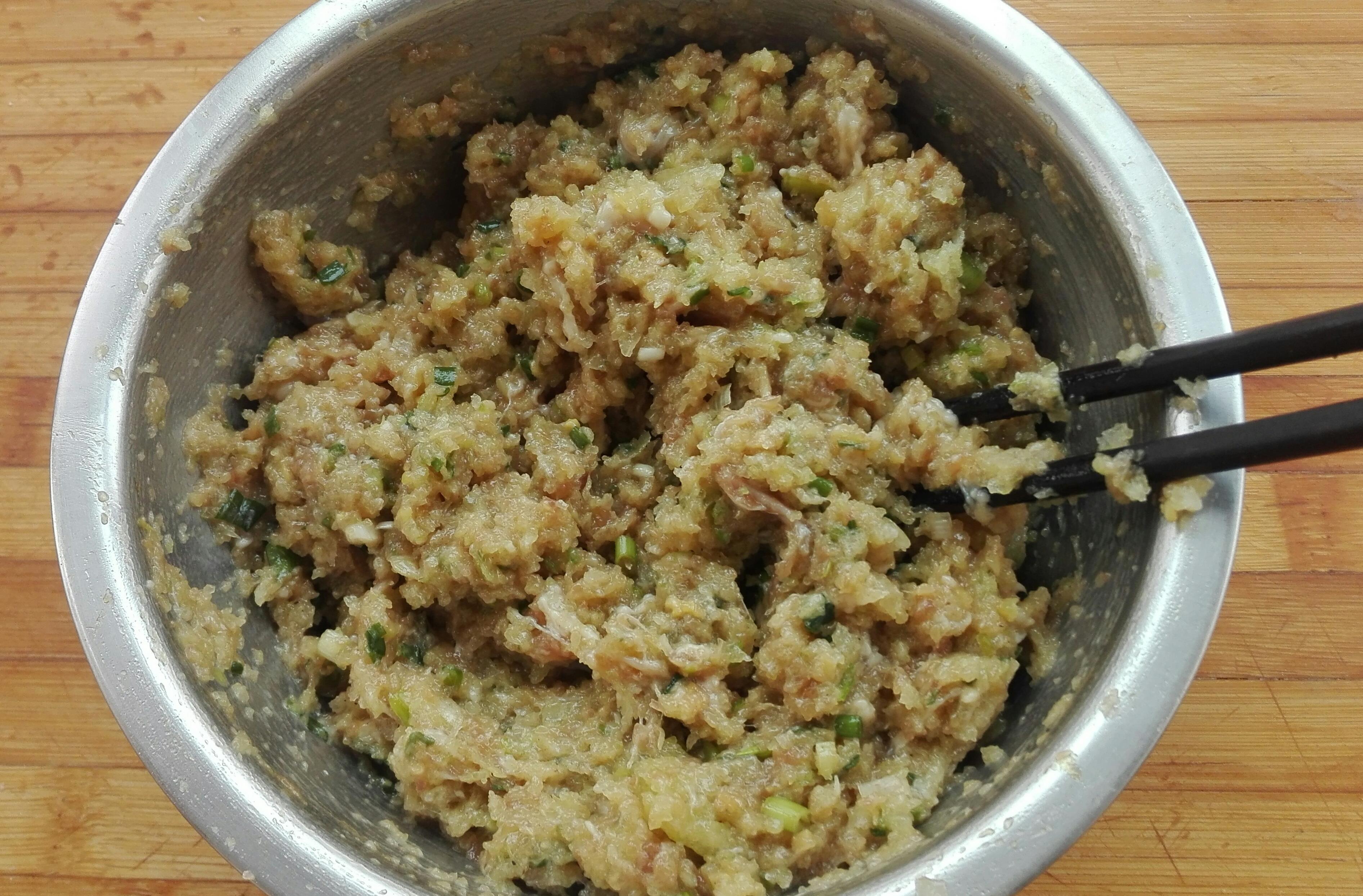 西瓜皮千万不要扔,用它做饺子馅,味道鲜美,营养可口,好吃上瘾